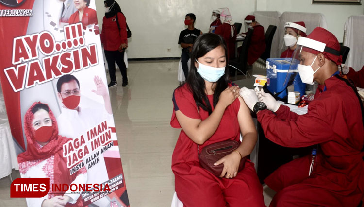 Tenaga Kesehatan dari RSIA Mawar saat memberikan vaksin COVID-19 kepada warga di Pendopo Aspirasi Dr Ahmad Basarah. (Foto: Adhitya Hendra/TIMES indonesia)
