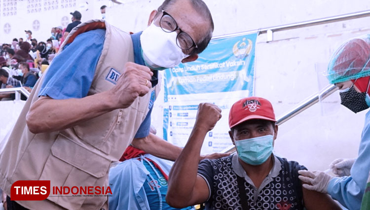 Bupati Magetan, Suprawoto bersama sejumlah pejabat Pemprov Jatim serta jajaran Forkopimda saat meninjau pelaksanaan vaksinasi serentak di GOR Ki Mageti, Minggu (12/9/2021). (FOTO: Pemkab Magetan for TIMES Indonesia)