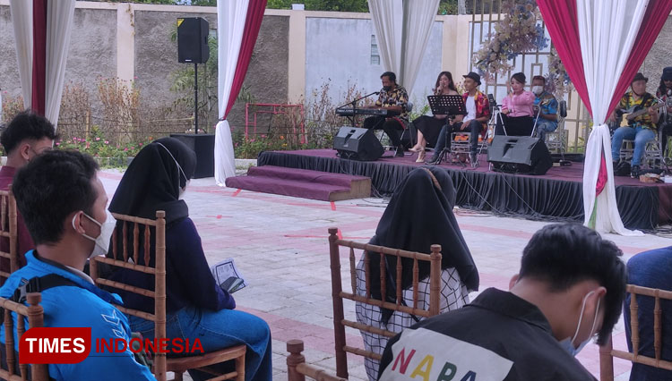 Pagelaran live musik saat menghibur peserta vaksinasi di Area Gedung Nusantara Sumedang. (FOTO: Alan Dahlan/TIMES Indonesia) 
