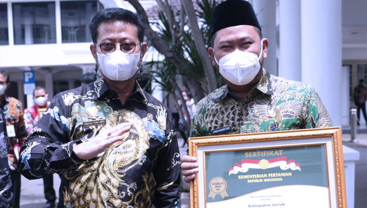 Produksi Padi Meningkat, Bupati Gresik Terima Penghargaan dari Kementan RI
