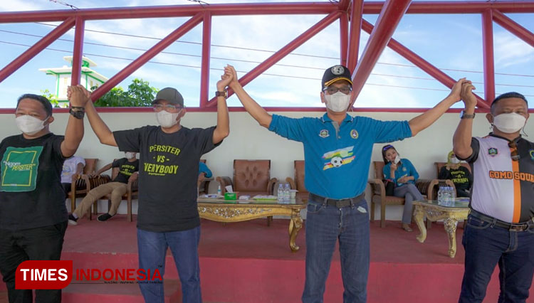 Bupati Pulau Morotai Benny Laos, bersama Walikota Ternate Tauhid Soleman, Menejer Tim Persiter Ternate dan Presiden Club Morotai United mendeklarasikan Sportifitas dalam Bertanding. (FOTO: Humas For TIMES Indonesia).