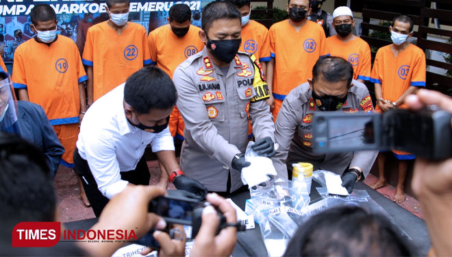 Kapolresta Probolinggo, AKBP RM. Jauhari, tunjukkan barang bukti sabu-sabu senilai setengah miliar rupiah. (FOTO: Ryan/TIMES Indonesia)