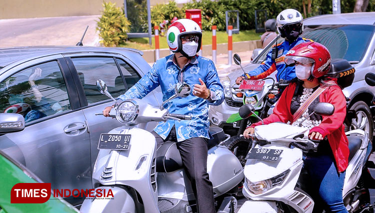 Wali Kota Surabaya Eri Cahyadi menyapa warga di sebuah traffic light. (FOTO: Humas Pemkot Surabaya for TIMES Indonesia) 