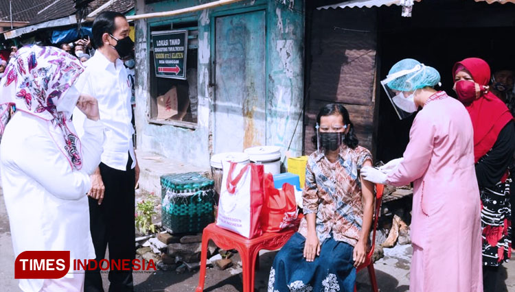 Presiden RI Joko Widodo ketika meninjau vaksinasi door to door di Kabupaten Klaten. (FOTO: Pemkab Klaten for TIMES Indonesia)