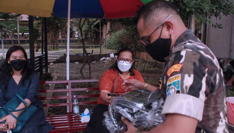 Kader GM FKPPI saat membagikan masker kepada masyarakat. (foto: dok GM FKPPI)