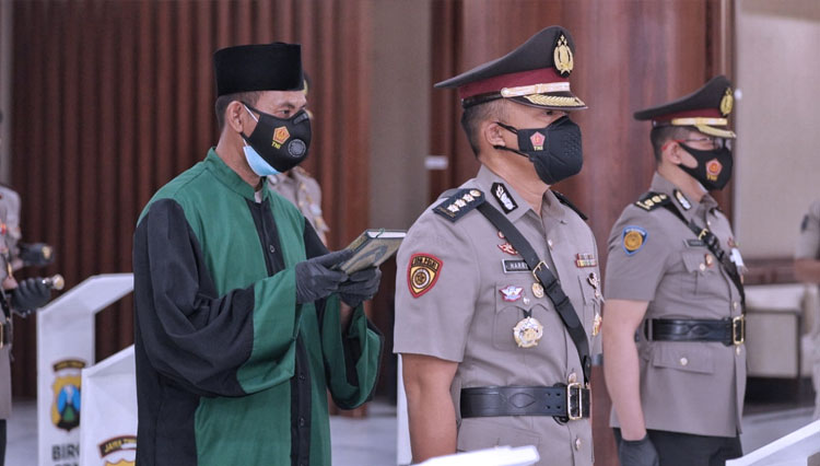 Pejabat Utama dan Polres diwilayah Polda Jatim saat melaksanakan Serah terima jabatan, Senin (13/9/2021). (Foto: dok. Humas Polda Jatim)