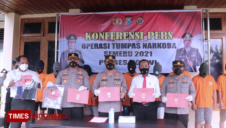 Kapolres Ngawi AKBP I Wayan Winaya, bersama jajaran saat menunjukan barang bukti. (Foto: M.Miftakul/TIMES Indonesia)