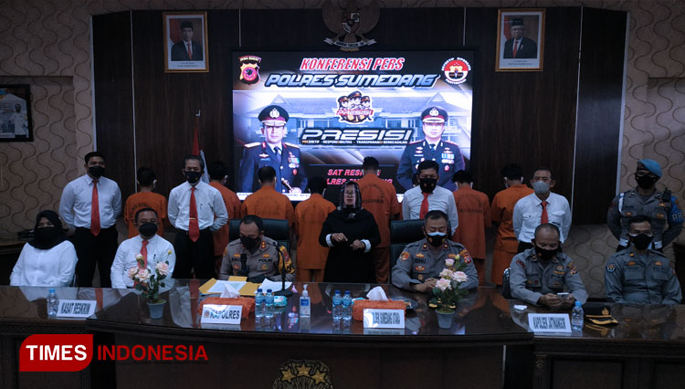 Kapolres Sumedang, AKBP Eko Prasetyo Robbyanto saat memaparkan pengungkapan sejumlah kasus tindak pidana di Aula Tribrata Mapolres (FOTO: Alan Dahlan/TIMES Indonesia)