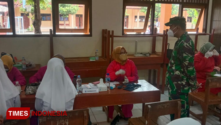 Kasdim 0715/Kendal, Mayor Inf Sukamto, saat meninjau vaksinasi di SMK Muhammadiyah 3 Weleri. (Foto: Zamroni/ TIMES Indonesia)