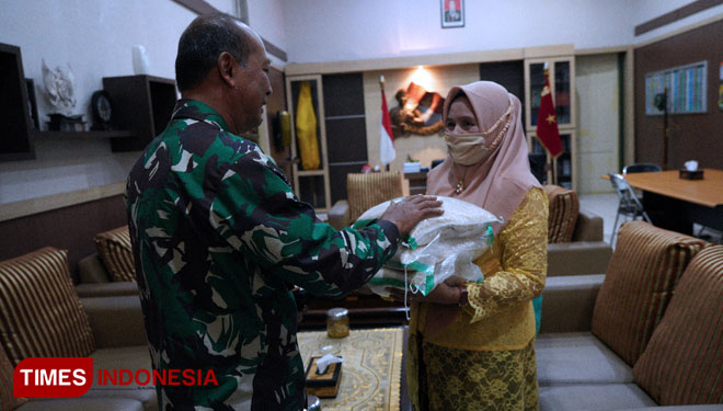 Secara simbolis Komandan Korem 072 Pamungkas Brigjen TNI Afianto menyerahkan bantuan kepada anggota keluarga anak yatim Keluarga Besar TNI. (FOTO: Fajar Rianto/TIMES Indonesia)