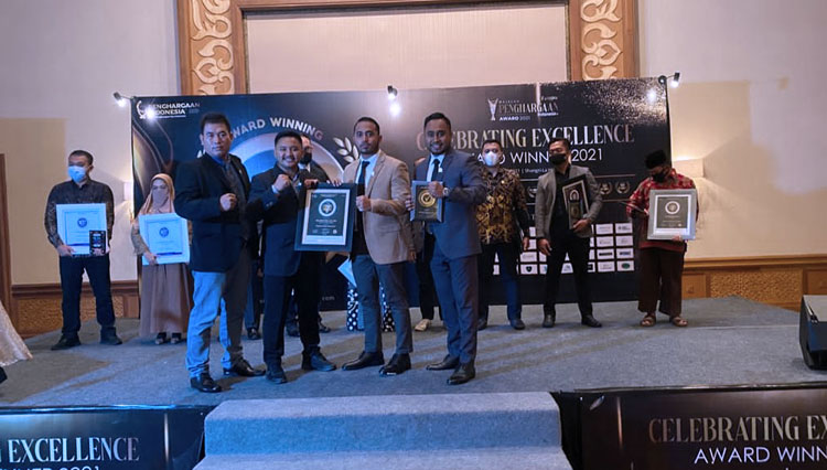 Rolland E Potu, Founder P-P & Patners Law Office saat mendapatkan penghargaan dari Yayasan Penghargaan Prestasi Indonesia (YPPI). (Foto: dokumen Rolland)