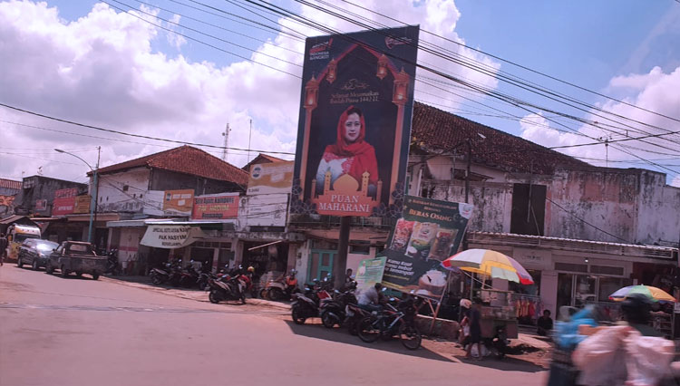 Satpol PP Sebut Papan Reklame Puan Maharani di Banyuwangi Tak Berizin