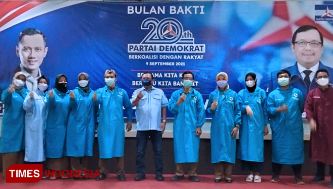 Vaksinasi yang dilakukan anggota DPR RI Fraksi Partai Demokrat di Cirebon. (Foto: Dede Sofiyah/TIMES Indonesia)