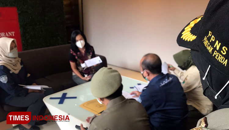 Petugas pajak dan Satpol PP Kota Malang saat berada di Hotel Citihub dalam rangka penegakan pajak yang saat ini telah menunggak, Senin (13/9/2021). (Foto: Rizky Kurniawan Pratama/TIMES Indonesia)
