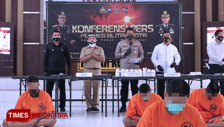 Kapolres Blitar Kota AKBP Yudhi Heri Setyawan memimpin Pers Rilis Operasi Tumpas Narkoba Semeru 2021, Senin (13/9/2021). (Foto: Sholeh/TIMES Indonesia)