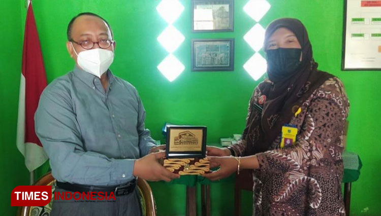 Rektor UWG menyerahkan cinderamata kepada kepala sekolah dasar negeri 1 Gadingkembar kecamatan jabung kabupaten Malang.