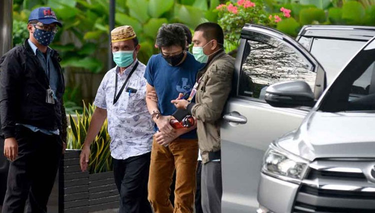 Dua penyidik KPK RI saat menangkap buronan KPK Samin Tan yang kini sudah dibebaskan oleh Pengadilan Tipikor. (FOTO: medcom)