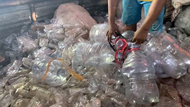 Pemulung mimilah sampah botol plastik (Foto: joko/TIMES Indonesia)