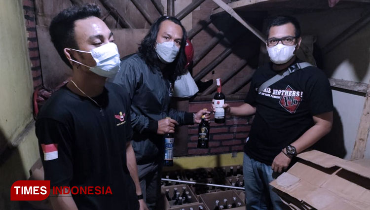 Satnarkoba Polres Majalengka amankan botol miras dari sejumlah warung kelontong. (FOTO: Jaja Sumarja/TIMES Indonesia)