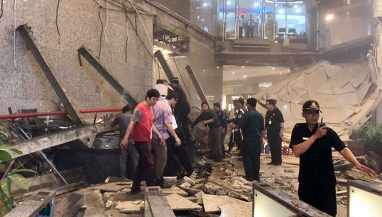 Selasar gedung BEJ yang rusak akibat bom