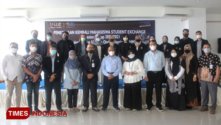 Rektor dan Jajaran Rektorat berfoto bersama para mahasiswa peserta Student Exchange yang telah kembali dari UTHM Malaysia. (FOTO: AJP TIMES Indonesia)