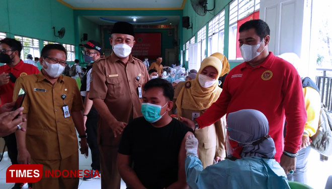 Kepala BIN (Kabinda) Daerah Jawa Timur Marsekal Pertama TNI Rudy Iskandar bersama Plt SMAN 1 Cerme Gresik Ainur Rofiq saat meninjau vaksinasi (FOTO: Akmal/TIMES Indonesia)