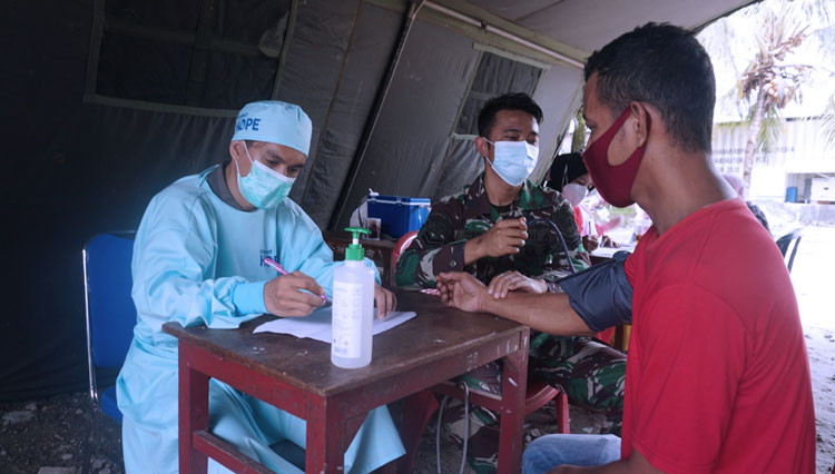 Masyarakat pesisir wilayah Ambon menerima Vaksinasi Covid-19 di Lapangan Rumkital dr. FX. Suhardjo Lantamal IX, Senin (13/09/2021). (Foto: Lantamal IX)