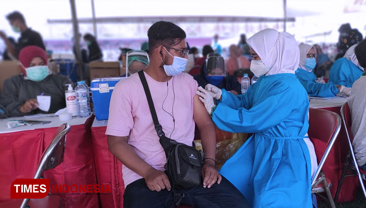 Warga Surabaya mendapat suntikan vaksin Covid-19 di Gelora 10 Nopember secara massal. (FOTO: Ammar Ramzi/TIMES Indonesia) 