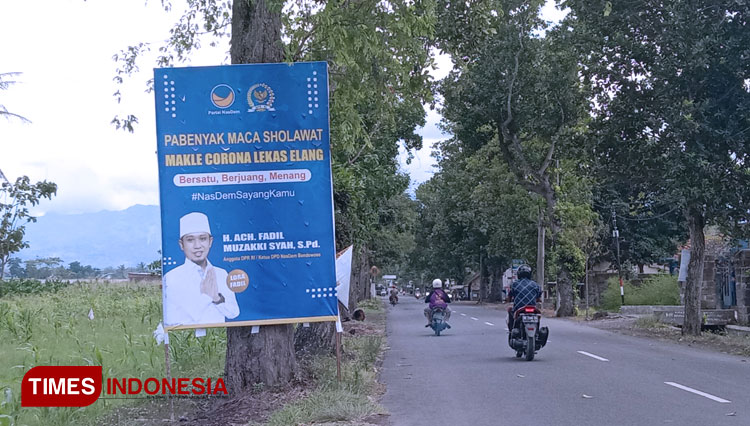 Salah satu banner edukasi Ketua DPD Nasdem Kabupaten Bondowoso menggunakan bahasa lokal Madura (FOTO: Moh Bahri/TIMES Indonesia)