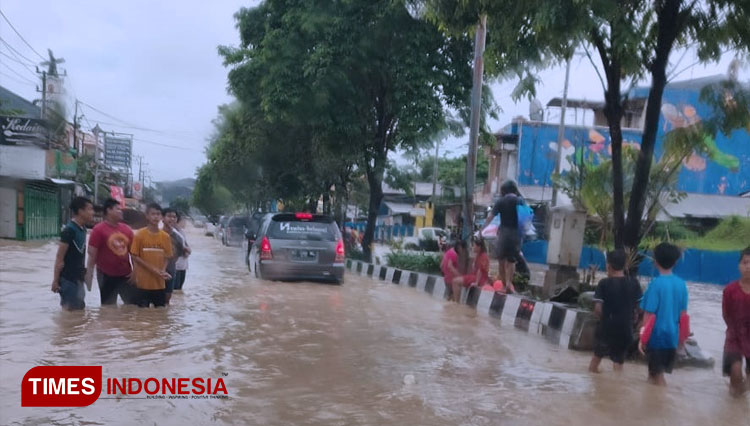 Beberapa kawasan terendam banjir akibat curah hujan tinggi. (Foto: Syahir/TIMES Indonesia)