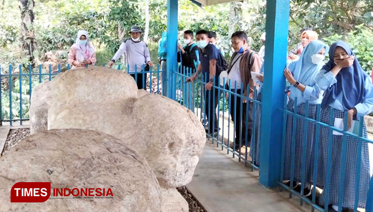 Disdikbud Kota Pagaralam ajak para peserta didik tingkat SMP, kunjungi sejumlah situs megalith di Pagaralam. (Foto : Asnadi/Times Indonesia)
