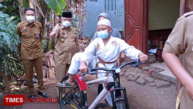 Apresiasi Prestasi Syaiful, Bupati Malang Abah Sanusi Beri Hadiah Sepeda Gunung