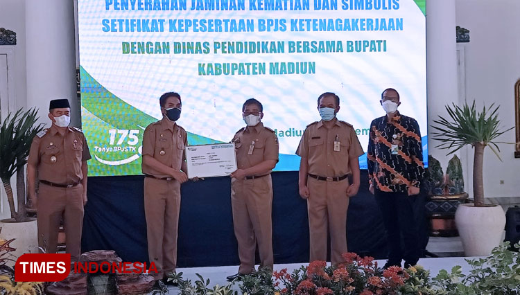 Bupati Madiun Ahmad Dawami saat memberikan sertifikat kepesertaan BPJS Ketenagakerjaan bagi GTT dan PTT (FOTO: Romy Tri Setyo Wibowo/TIMES Indonesia)