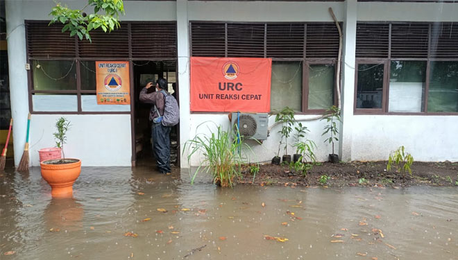 Banjir saat melanda kantor BPBD Kabupaten Indramayu. (Foto: Muhamad Jupri/TIMES Indonesia)