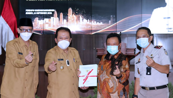 Bupati Jember, Hendy Siswanto (dua dari kiri) dan Kakanwil BPN Jatim, Jonahar saat penyerahan 17 sertifikat hak atas tanah aset Pemkab Jember. (Foto: Arip Ripaldi TIMES Indonesia)