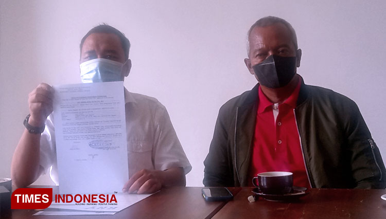 Anggota DPRD Magetan, Joko Suyono (kanan) didampingi pengacaranya Yun Suryotomo dari Surabaya, menunjukkan bukti pengaduan atas akun Facebook kepada Ditreskrimsus Polda Jatim. (FOTO: M Kilat Adinugroho/TIMES Indonesia)