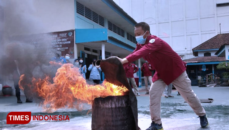 Lapas Kelas II B Blitar memberikan pelatihan penanggulangan kebakaran bagi para pegawai, Selasa (14/9/2021). (FOTO: Sholeh/TIMES Indonesia)