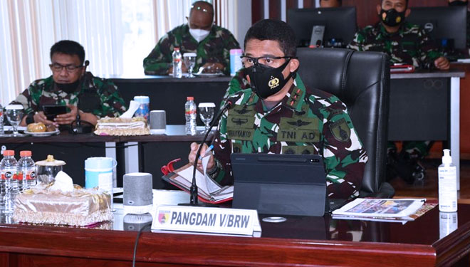 Pangdam V/Brawijaya, Mayjen TNI Suharyanto saat rapat bersama Panglima TNI, Selasa (14/9/2021). (foto: Dok.Pendam Brawijaya)