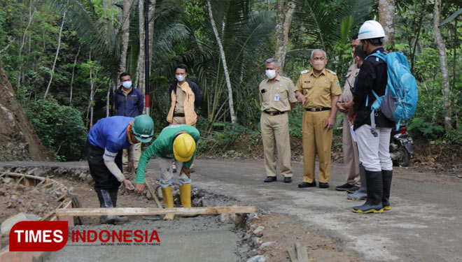 PLh Bupati Banjarnegara H Syamsudin saat meninjau pembangunan proyek infrastruktur. (FOTO: Kominfo for TIMES Indonesia)