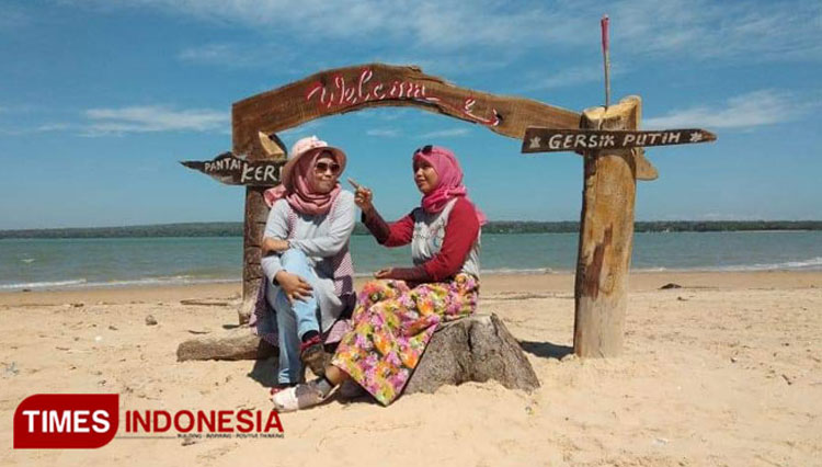 Panorama Pantai Keris Sumenep Saat Dikunjungi Wisatawan Domestik. (FOTO: Warid/TIMES Indonesia)
