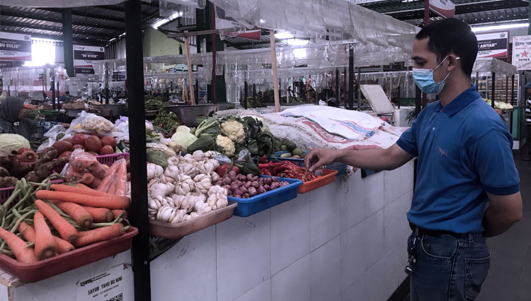 Ilustrasi - Salah satu pembeli sayur saat berada di pasar Bunul, Kota Malang. (FOTO: Rizky Kurniawan Pratama/TIMES Indonesia)