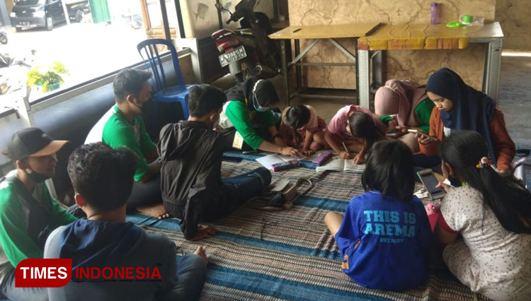 Mahasiswa KSM Tematik Unisma melakukan pendampingan belajar pada anak-anak Dusun Semanding Kabupaten Malang. (FOTO: AJP TIMES Indonesia)