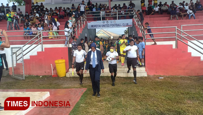 Persiter A Ternate vs Persega Galela Halmahera Utara saat memasuki lapangan pertandingan di Stadion Merah Putih Morotai. (Foto: Abdul H Husain/TIMES Indonesia).