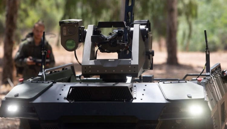 Robot penggerak empat roda yang dipresentasikan pada hari Senin dikembangkan oleh 'REX MKII' milik negara Israel Aerospace Industrie.(FOTO: Al Jazeera/AP)