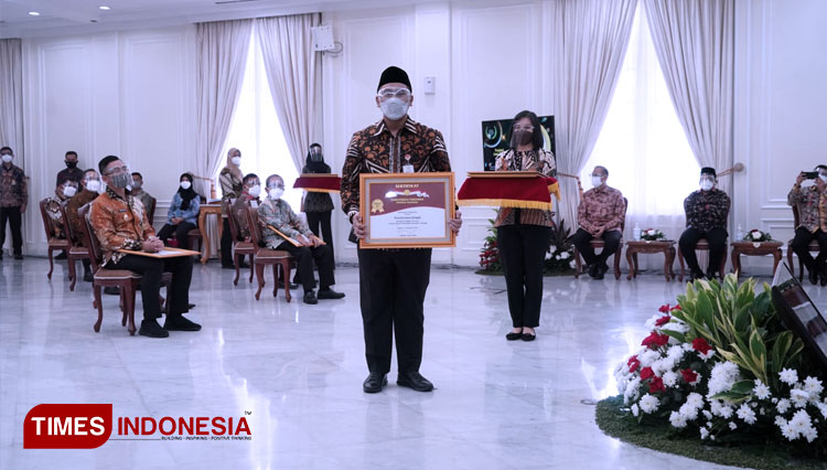 Wakil Gubernur Jawa Tengah, Taj Yasin Maimoen (Gus Yasin) saat menerima penghargaan terbaik Abdi Tani 2021 dari Kementerian Pertanian. (FOTO: Mushonifin/TIMES Indonesia)) 