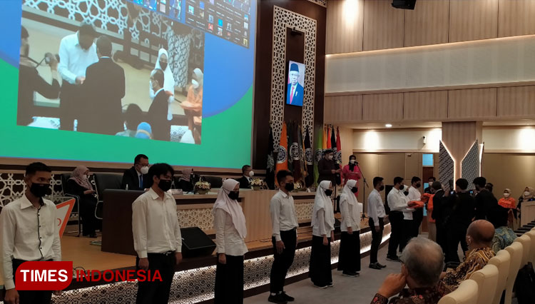 11 orang perwakilan mahasiswa baru UAD ketika pengematan jas almamater oleh Rektor UAD, Dr. Muchlas, M.T. (FOTO: Humas UAD for TIMES Indonesia) 