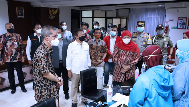 Gubernur Khofifah sedang meninjau vaksinasi yang digelar Untag Surabaya (FOTO: Humas Untag for TIMES Indonesia)