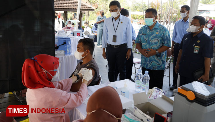 Kepala Dinas Pariwisata DIY didampingi Wakil Bupati Bantul meninjau pelaksanaan vaksinasi bagi pelaku wisata. (Foto : Totok Hidayat/TIMES Indonesia)