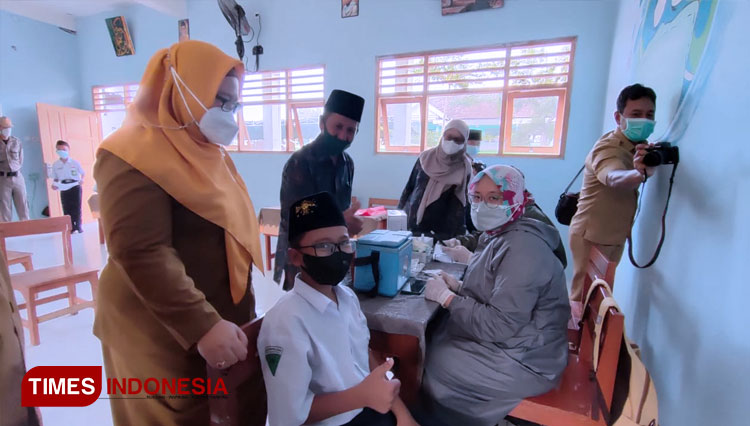 Vaksinasi di Ponpes Al-Islah Bungah (FOTO: Akmal/TIMES Indonesia)