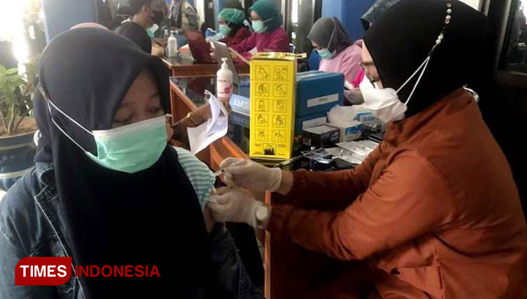 Masyarakat Cirebon saat ikuti vaksinasi covid-19.(Foto: Dede Sofiyah/Times Indonesia)